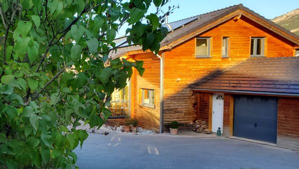 La maison bioclimatique de Anne-Gaëlle et Étienne dans les Hautes-Alpes