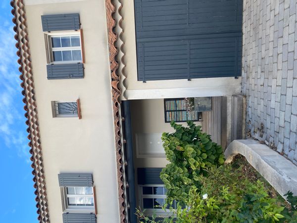 Charmante maison exposée plein sud comprenant 3 chambres et un beau jardin avec piscine.