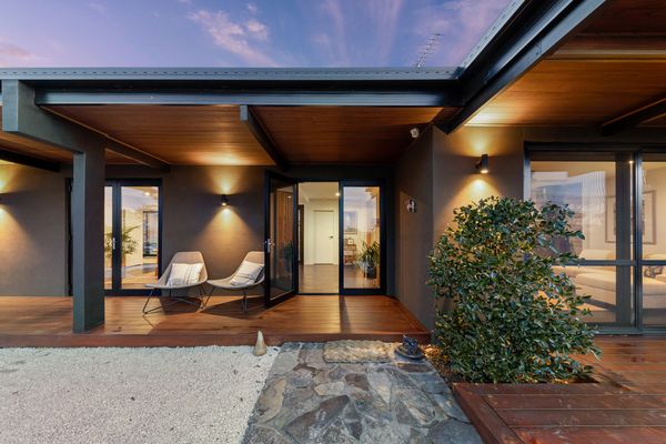 Art house with extensive views and immediate access to nature