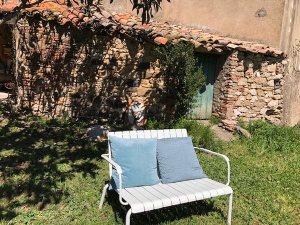 Charmante maison en pierre avec jardin clôturé