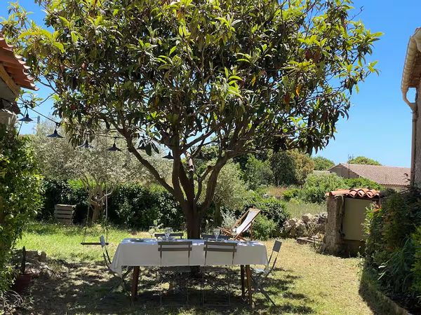 Charmante maison en pierre avec jardin clôturé