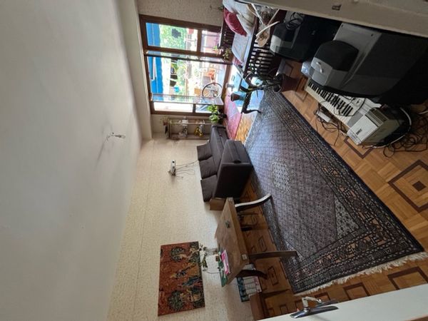 La chambre privée de Jeanne, au sein d'un appartement traversant avec balcon plein sud.