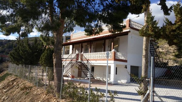 Casa en la sierra, junto al santuario romano Cueva negra, y Balneario Leana