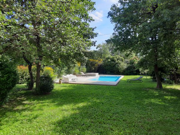 bastide provençale au calme avec piscine