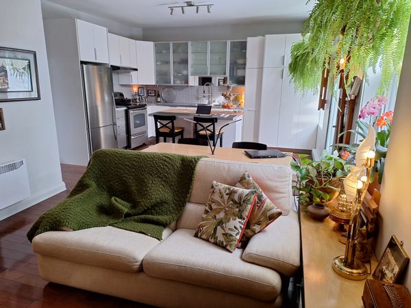 Appartement charmant avec terrasse dans un quartier résidentiel dynamique près du centre-ville.