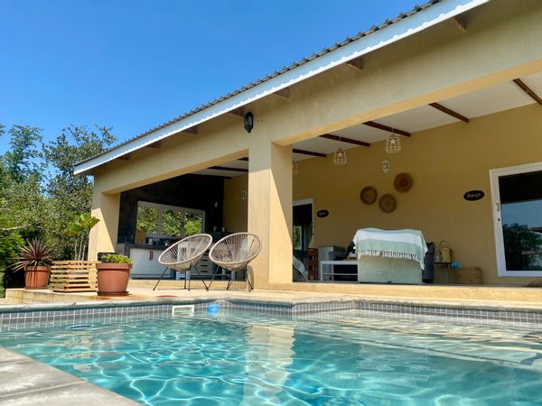 Retha's house is a modern private farm cottage with wide open spaces and stylish finishes.