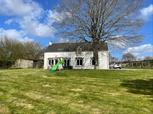 La maison de famille située en campagne dans le Morbihan.