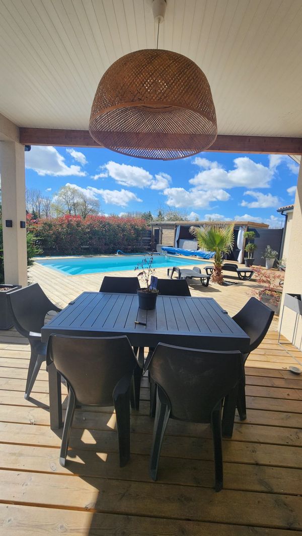 Maison de 3 chambres, tout confort avec piscine et jacuzzi.