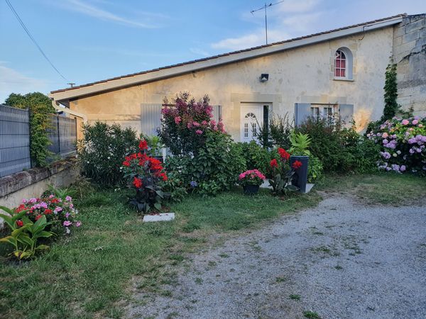 La maison de Rémy est situé proche de la rivière (moins d'un km), idéal pour petite balade ou pêche.