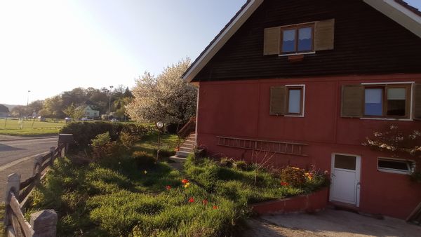 La maison de Val et Dom.  Notre maison est chaleureuse, simple, accueillante.