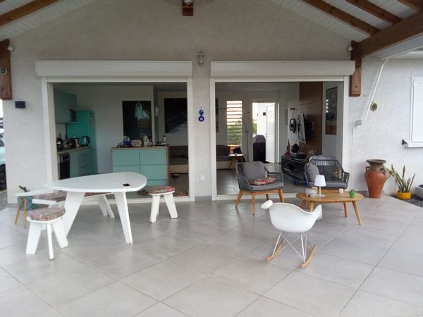 Maison de Sylvie et Cédric au centre de l'ile, vue montagnes, calme avec petit jardin fleuri