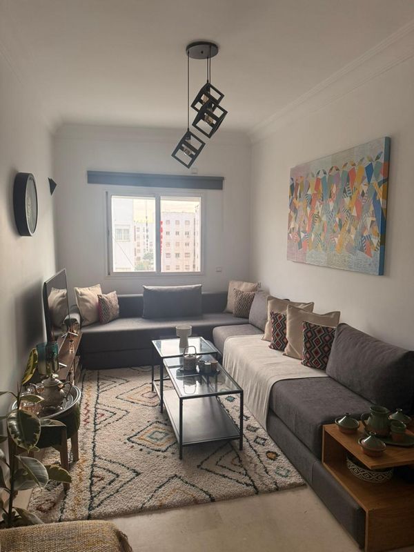 Appartement 62 m², 2 chambres, double salon, balcon, lumineux, centre proche, plage à 10 min.