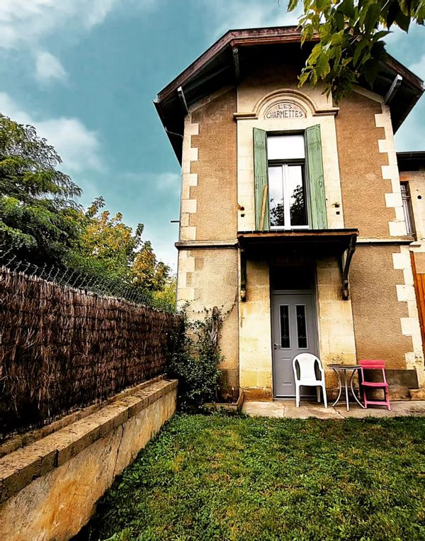 Maison pleine de charme en plein coeur d'un petit village entre Bordeaux et le bassin d'Arcachon.
