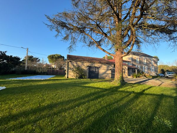 Le petit pouzac, maison de campagne de charme proche du puy du fou, a 1 h de la mer,