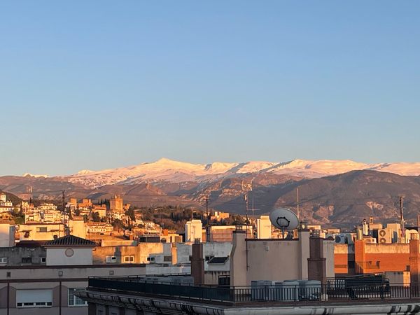 Hermoso y céntrico ático con maravillosas vistas a la Alhambra y Sierra Nevada.