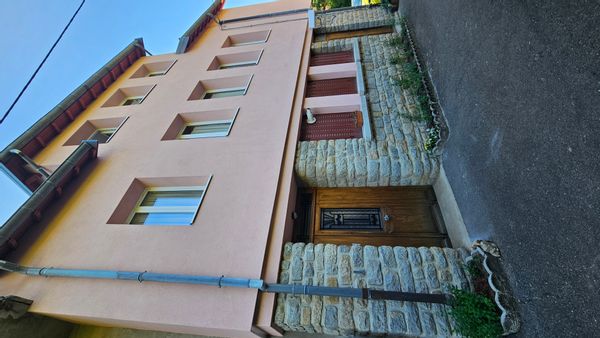 L'appartement est situé dans La maison rose de Martine & Patrick, au cœur de la reculée de Revigny