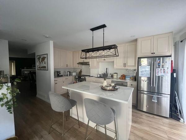 Wendy’s welcoming home - 10 mins to main transportation and 30 mins to downtown Vancouver