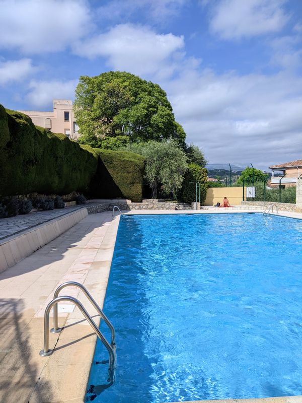 Vaste appartement lumineux avec grande terrasse ensoleillée.