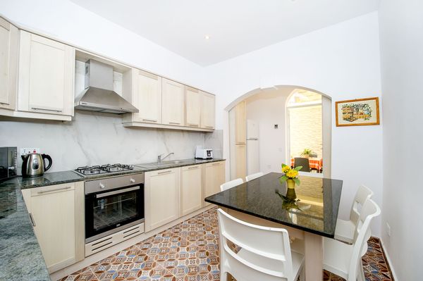 OMAR SARHANEina kuća