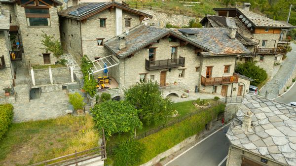 Villa indipendente su due livelli con bellissima vista sulle montagne e giardino privato