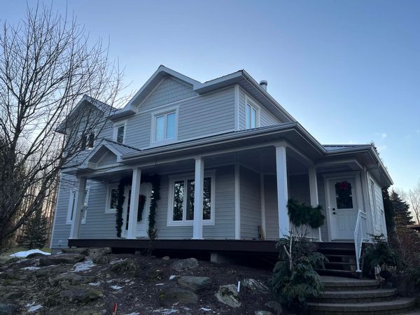 Maison qui peut accueillir une dizaine de personnes confortablement. Dans un superbe décor.