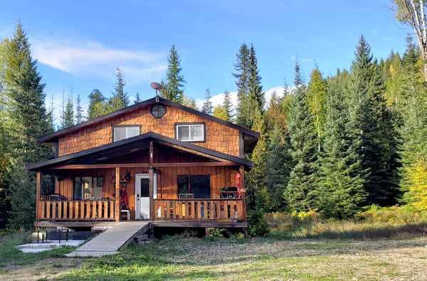 Rosebud Lake Retreat is a gem located on a mountain, in the forest.
