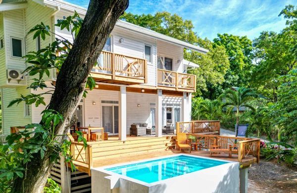 Relaxing Roatán escape with pool, walk to West Bay Beach