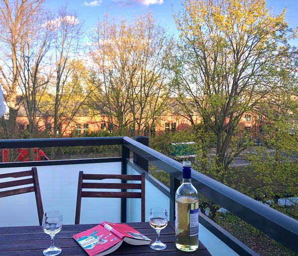 Appartamento luminoso e tranquillo con 2 camere, balcone, studio e vista sul fiume