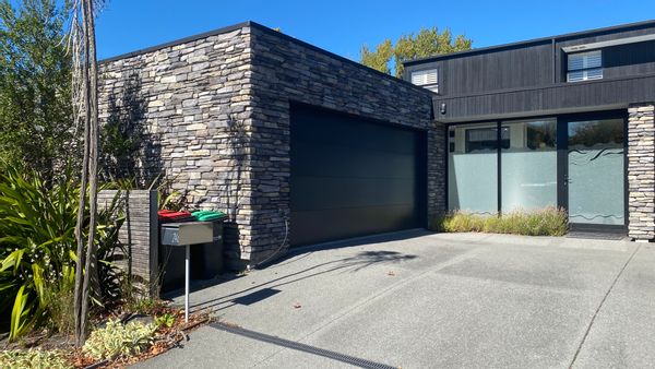 City centre living with easy walking by the river to all amenities