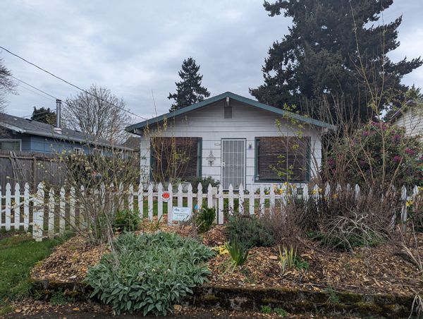 Peaceful Garden Home Near Woodstock – City Access, Country Feel