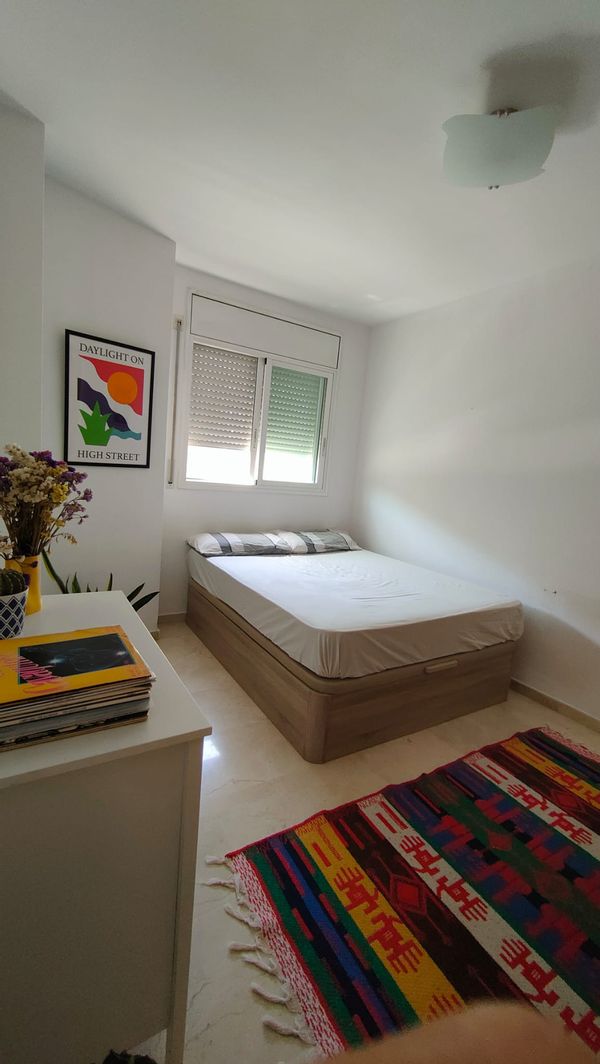 Bright room overlooking a green park, just 10 minutes from the city center, in a quiet area.