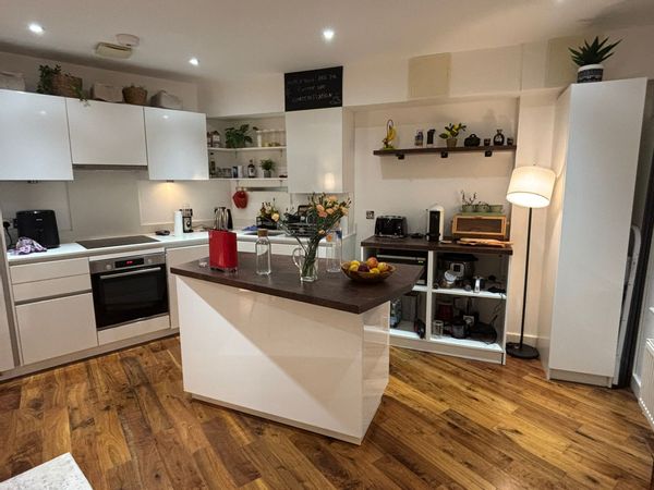3-bedroom flat in the heart of London, 2 min walk from public transport.
