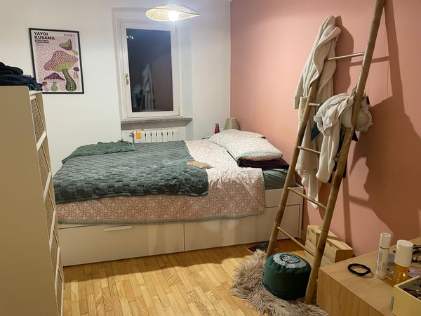 Appartamento con 2 camere con camino e balcone con scorcio mare