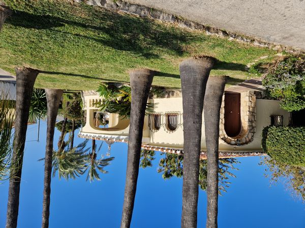 Encantadora casita en un entorno de exuberante vegetación, piscina, a dos minutos de Cala Mallorquí.