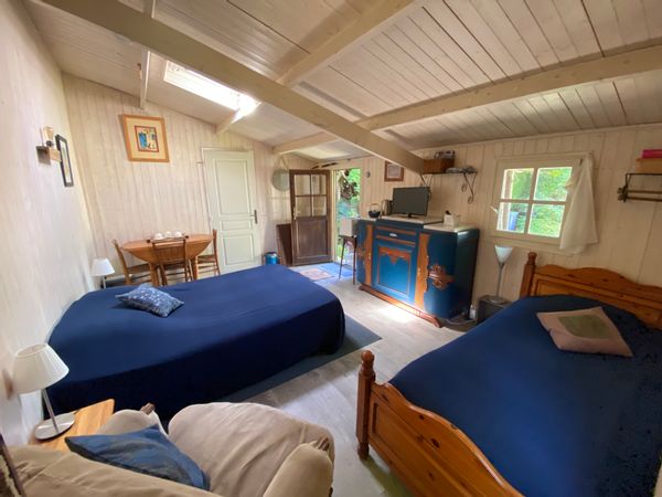 STUDIO dans un jardin