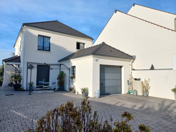 Grande maison contemporaine très bien équipée et grand jardin en ville mais au vert.