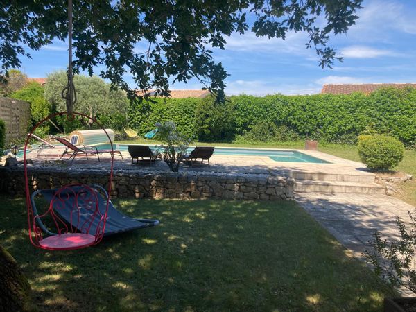 Maison chaleureuse et accueillante en Luberon! Grand jardin avec piscine et terrasses conviviales!