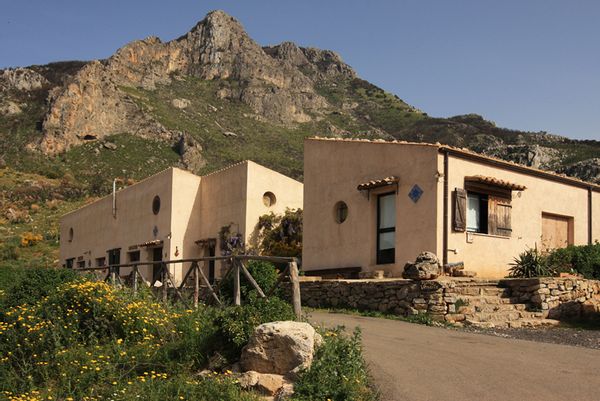 Casa di Grazia si trova nel verde del Parco delle Madonie a pochi km dal mare e dal comune di Cefalù