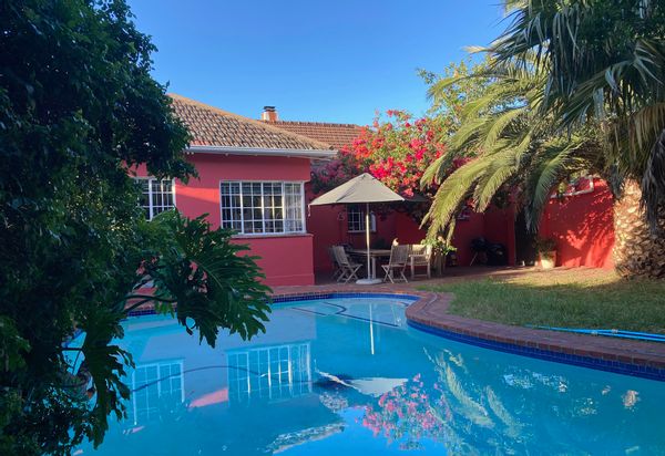 Spacious home with pool and private cottage in Cape Town