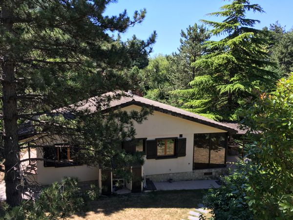 Chalet de 65m2 dans un écrin de verdure non loin d'un petit village médiéval de 150 âmes, nous sommes isolés au calme mais l'autoroute à moins de 5 minutes nous rend la vie facile. Nous profitons depuis la piscine d'une magnifique vue sur la vallée et les