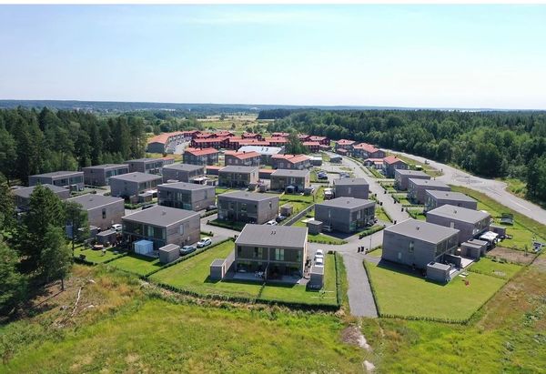 Familjevänligt hus, 30 min från centrala Stockholm. Nära kollektivtrafiken, flertalet butiker.