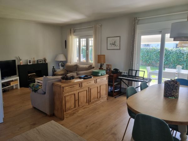 Bonita casa unifamiliar con chimenea y amplio jardín en zona residencial. Ideal para familias.