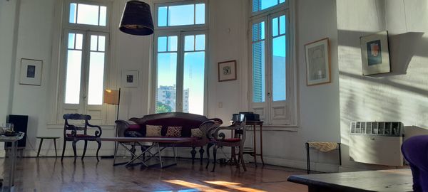 Es un PH antiguo de techos altos reciclado,  pocos muebles y salon de practica de yoga y baile