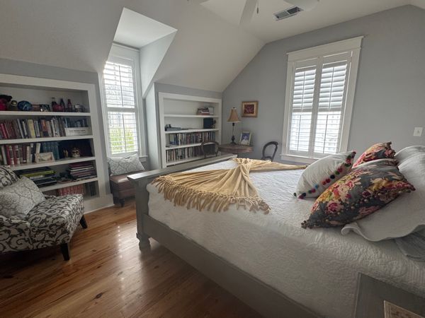 Charming tree story house just two blocks from scenic harbor views and Shem Creek Water Park