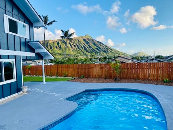 Stunning Hawaii retreat with mountain views, modern comfort, pool, hot tub & peaceful island vibes