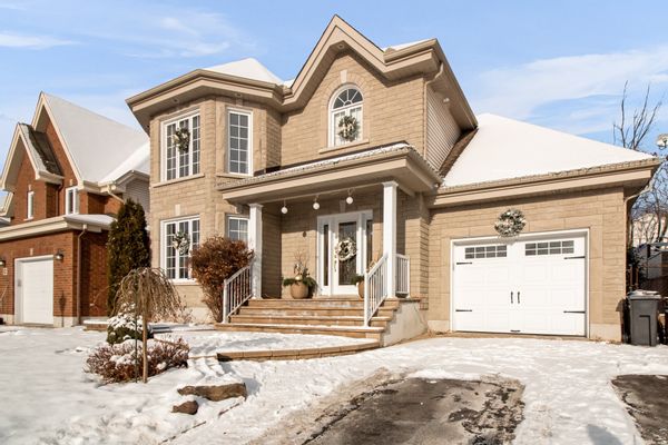 Ottawa: Spacious Home with Outdoor Pool, 15 minutes to downtown Ottawa