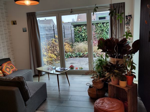 Fijn stadshuis met een vleugje 'joie de vivre'! Leuke extra; zuidgerichte tuin & inpandige garage.