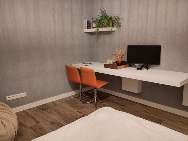 Privékamer in Iris' woning in het centrum van Geel, met inpandige garage ter beschikking.