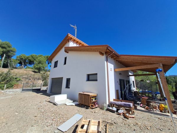 Casa de nueva construcción bonita, muy cómoda, con buena ubicación y buenas vistas