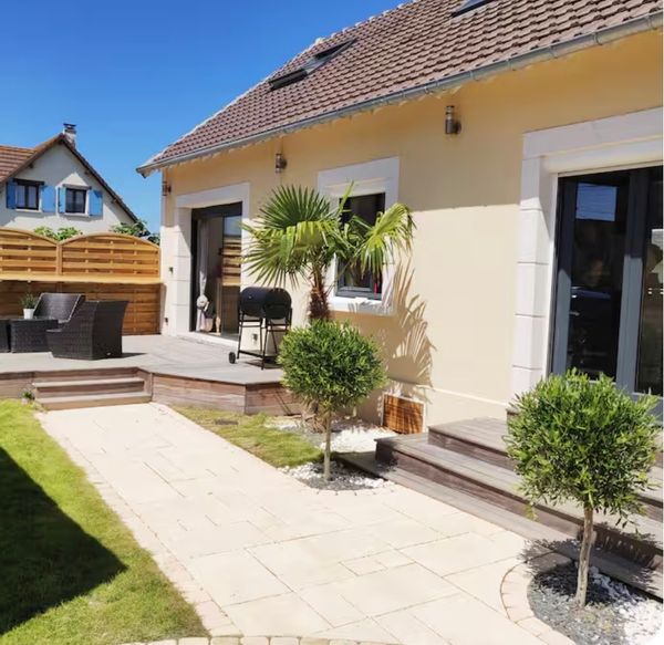 Juliette's house Charming House with Terrace Just 100m from the Sea